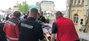 Головой вниз: на Почтовой площади пьяный мужчина упал с парапета