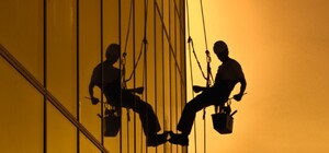 Чудом остался жив: в Одессе с восьмого этажа новостроя сорвался альпинист