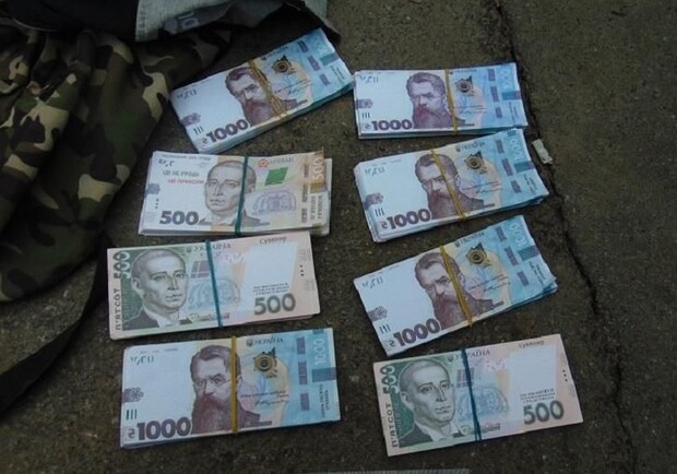 На Подоле мужчина обменял крупную сумму на сувенирные гривны. Фото: Национальная Полиция