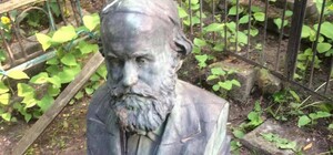 Ради наживы: на Байковом кладбище вандалы вырвали бюст известного ученого