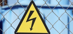 Дотронулась до проводов: в Харькове сорвалась с моста и погибла 13-летняя девочка