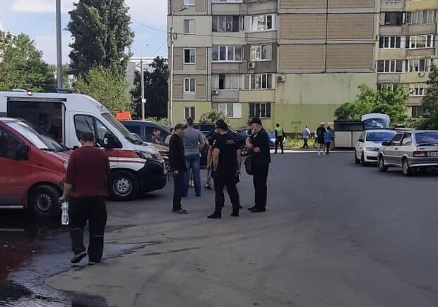 В доме на Харьковском оборвался лифт с пассажиром. Фото: Киев Сейчас.