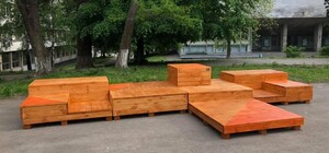 Не простояла и месяца: на Политехничной демонтировали новую скамейку