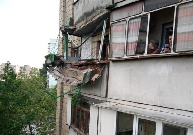 На Харьковском обвалился балкон из-за грядок клубники. Фото: КГГА.