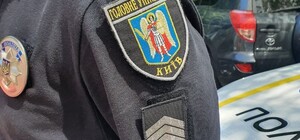 Почти поверили: на Подоле задержали мужчину, одетого в форму полиции