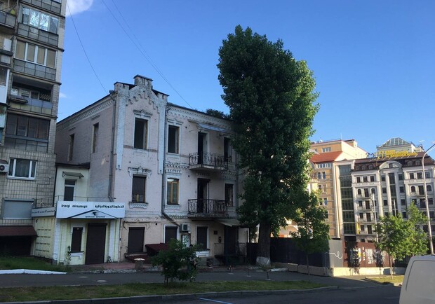В центре Киева начали демонтировать еще одно историческое здание. Фото: Семен Широчин