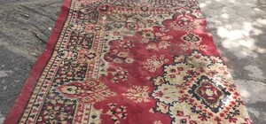 Оригинальное решение: на Чоколовке с ямами на дорогах борются с помощью ковров