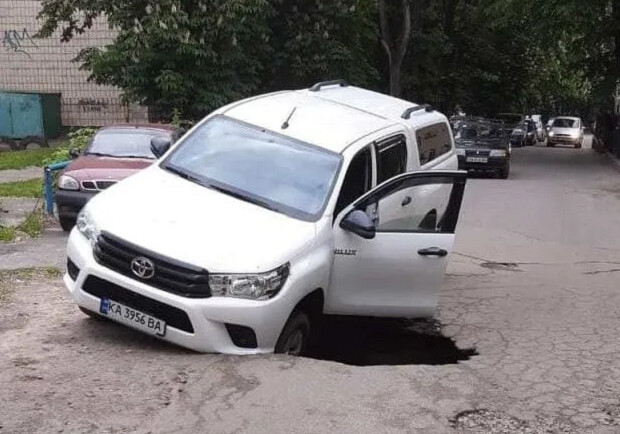 На Соломенке под автомобилем провалился асфальт. Фото: Kyiv NEWS.