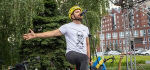 Несмотря на погоду: на Фестивальном причале выступил фронтмен группы СКАЙ