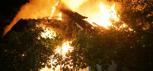 После удара молнии: в Днепре загорелись два частных дома (видео)