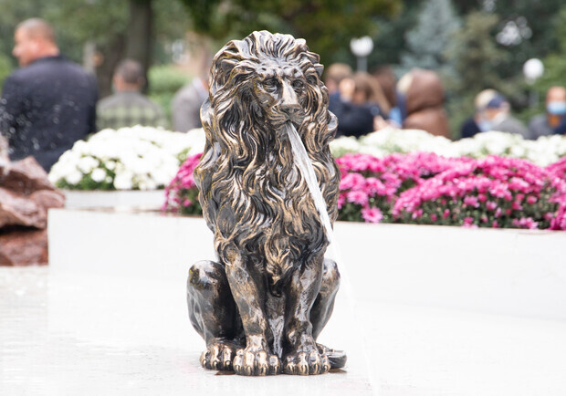 В Мюнхенском сквере с обновленного фонтана украли скульптуры львов. Фото: КГГА.