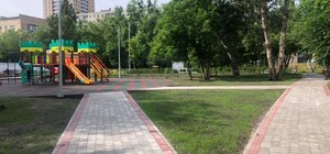 С LED-освещением и цветущими деревьями: на Отрадном обустроили новый сквер