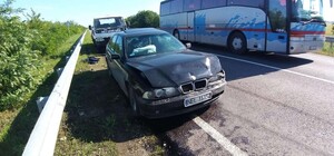 Нашли через Instagram: в Одесской области водитель на BMW врезался в машину и сбежал (обновлено)