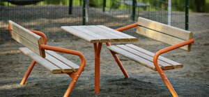 На двух ножках: в парках Днепра хотят поставить инклюзивные лавочки