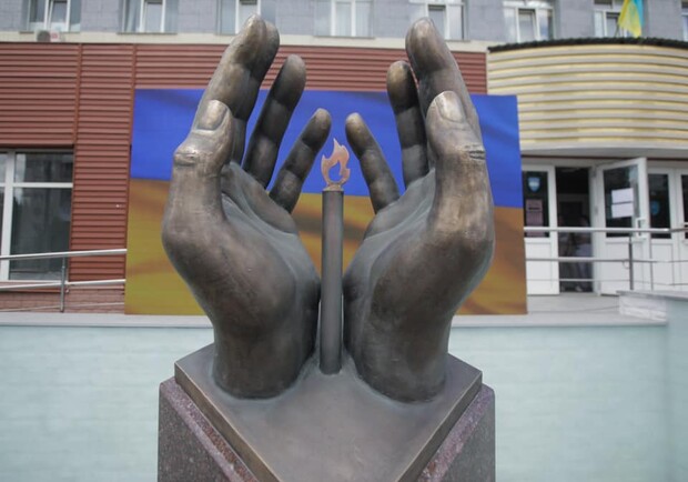 В Киеве установили памятник медикам, умерших от Covid-19. Фото: Михаил Радуцкий