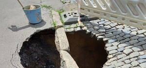 Врата в ад: на одной из улиц Одессы образовалась огромная яма