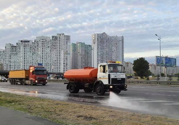 Как киевские коммунальщики борются с жарой. Фото: "Киевавтодор"