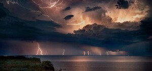 Двойная радуга, грозовые молнии и огненный закат: одесситы наблюдали удивительные явления