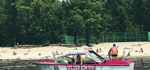 Ищут вторые сутки: на Киевском море семью с детьми унесло на матрасе