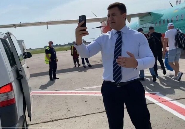 Из-за Николая Тищенко задержали самолет Киев-Ужгород. Фото: Скриншот видео