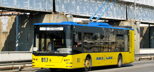 Зажала дверьми пассажирку: в Запорожье оштрафовали женщину-водителя троллейбуса