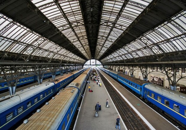 Поезд Ивано-Франковск-Киев оставил пассажиров во Львове. Фото: ЦТС.