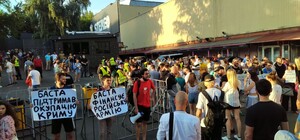 Бросали дымовые шашки: в Киеве протестовали против концерта Басты