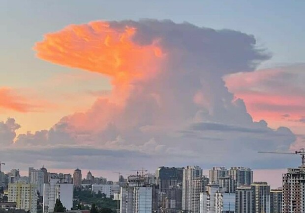  В Киеве наблюдали за необычным дождевым облаком. Фото: соцсети