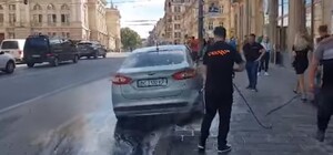Приспічило: у центрі Львова серед дороги мили автомобіль