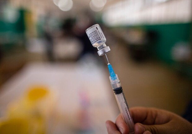 Можно ли комбинировать вакцины Pfizer и AstraZeneca. Фото: AP/Esteban Felix