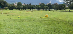 Без оградок и венков: заммэра Днепра показал, как выглядят кладбища в Колумбии