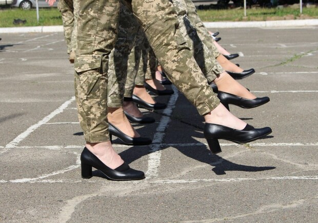 Курсанток военного института заставляют маршировать на каблуках в честь Дня независимости. Фото: armyinform