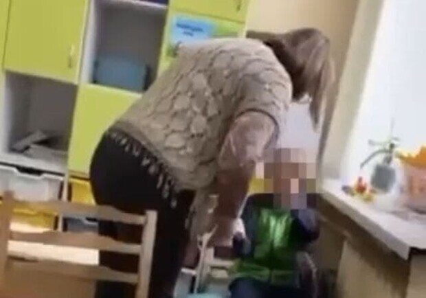 В Киеве учительницу, которая избила ребенка с аутизмом, уволили из школы. Кадр из видео.