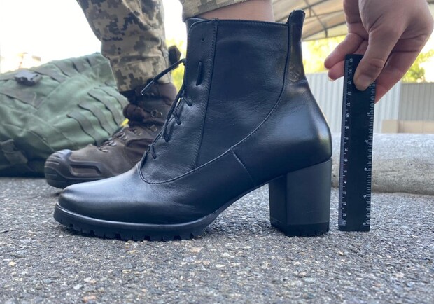 Киевским курсанткам изменят парадную обувь на более удобную. Фото: Facebook Алексея Арестовича