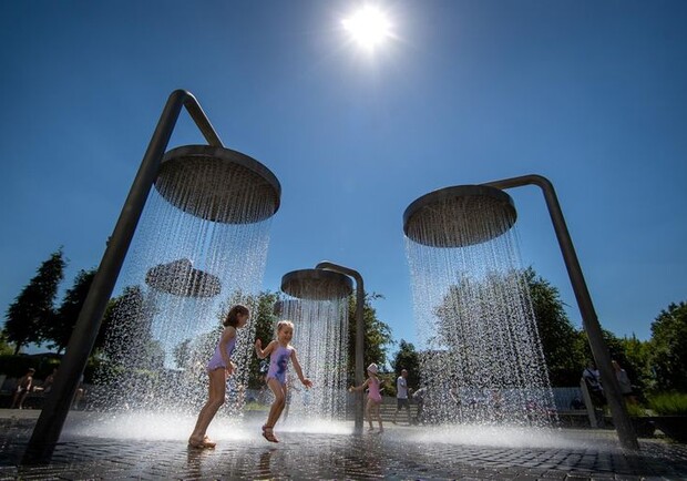Как правильно охлождаться при жаре. Фото: AP. Mindaugas Kulbis