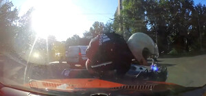 Шлемом по голове: на Теремках мотоциклист напал на водителя, в которого врезался