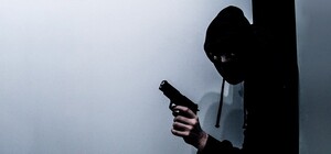 Залезли через окно: в Днепре трое неизвестных обокрали частный дом