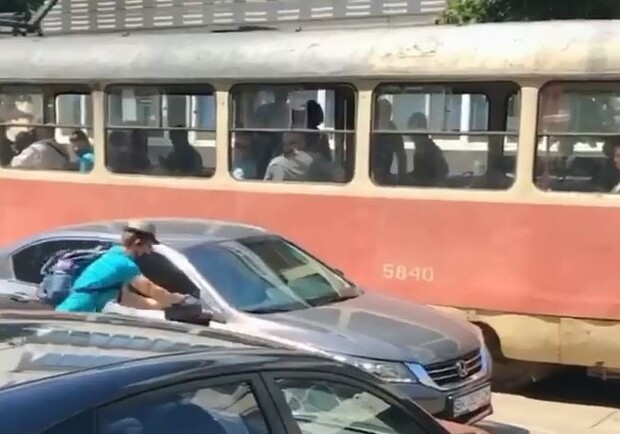 Пассажир трамвая оторвал зеркало у автомобиля, который мешал движению. Фото: Kyiv Media