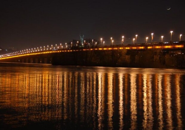 Полицейские спасли девушку, которая собиралась спрыгнуть с моста Патона. Фото: ua.igotoworld.com