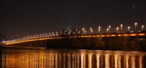 Спасли полицейские: девушка чуть не спрыгнула с моста Патона из-за личных проблем