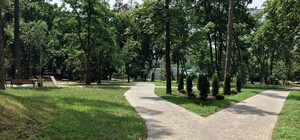 В Святошинском районе продолжают ремонтировать скверы: что там изменилось