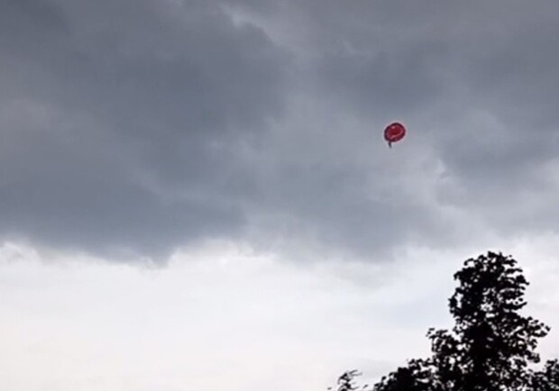 На Оболони мужчину унесло ветром на парашюте. Фото: скриншот видео Kievmap.
