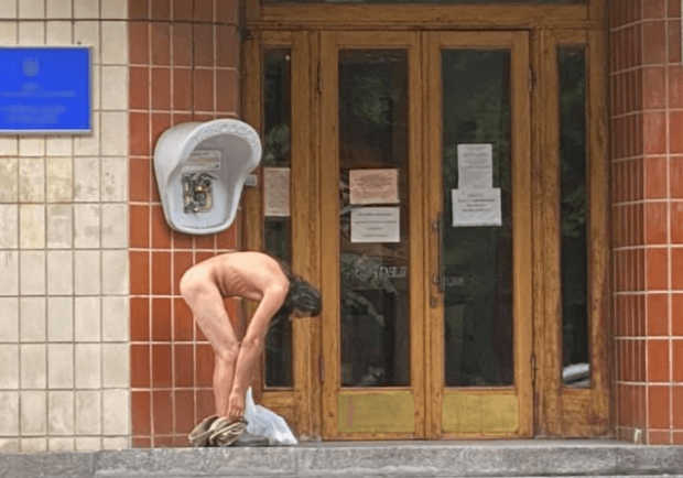 Перед приемной президента протестовал голы мужчина. Фото: Владимир Куринный.