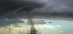 Опасное явление: над лиманом в Одесской области заметили смерч