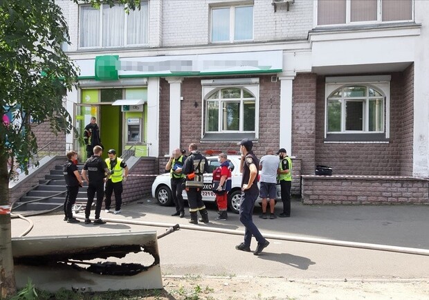 На Оболони девушка пыталась ограбить банк. Фото: полиция Киева