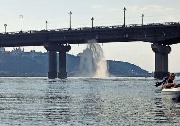 Киевляни опять наблюдали водопад на мосту имени Патона. Фото: Факты