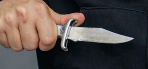 Проник в квартиру: на Воскресенке мужчина тяжело ранил ножом двух женщин