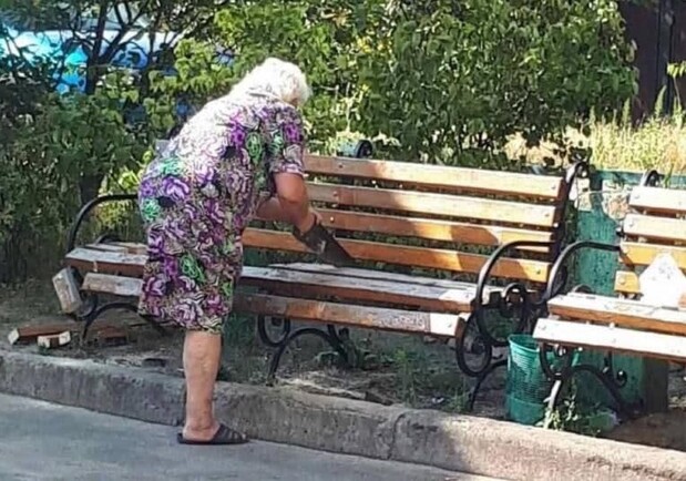 На Дарнице пожилая женщина спилила доски со скамейки