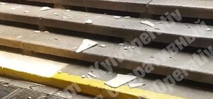 Береги голову: в переходе на Европейской площади осыпается плитка