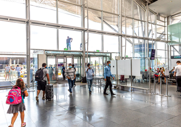 У входов в аэропорт "Борисполь" убрали рамки-интроскопы. Фото: аэропорт Борисполь